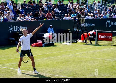 'S-HERTOGENBOSCH, PAYS-BAS - 11 JUIN : Mark Lajal, d'Estonie, participe à son match de premier tour en simple masculin contre Laslo Djere, de Serbie, le jour 3 des Championnats Libema Open Grass court à l'Autotron le 11 juin 2025 à 's-Hertogenbosch, pays-Bas. (Photo de René Nijhuis) Banque D'Images