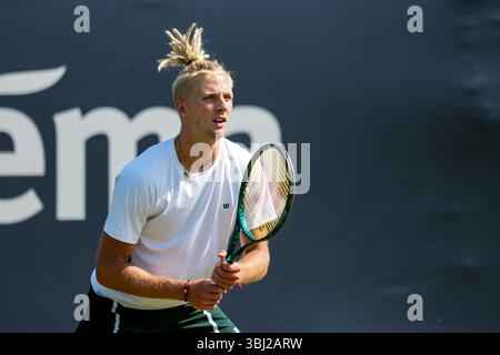 'S-HERTOGENBOSCH, PAYS-BAS - 11 JUIN : Mark Lajal, d'Estonie, attend que le ballon soit servi dans son match de premier tour en simple masculin contre Laslo Djere, de Serbie, le jour 3 des Championnats Libema Open Grass court à l'Autotron le 11 juin 2025 à 's-Hertogenbosch, pays-Bas. (Photo de René Nijhuis) Banque D'Images