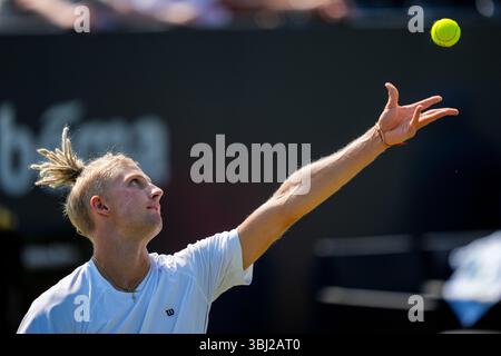 'S-HERTOGENBOSCH, PAYS-BAS - 11 JUIN : Mark Lajal, d'Estonie, participe à son match de premier tour en simple masculin contre Laslo Djere, de Serbie, le jour 3 des Championnats Libema Open Grass court à l'Autotron le 11 juin 2025 à 's-Hertogenbosch, pays-Bas. (Photo de René Nijhuis) Banque D'Images