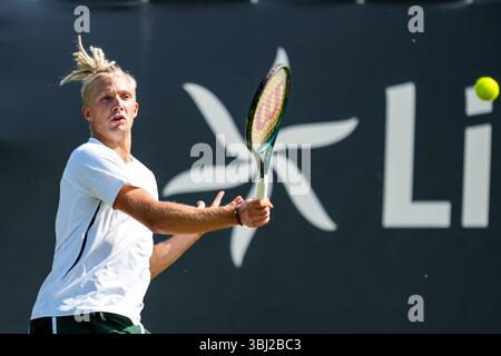 'S-HERTOGENBOSCH, PAYS-BAS - 11 JUIN : Mark Lajal, d'Estonie, joue un premier match du premier tour en simple masculin contre Laslo Djere, de Serbie, le jour 3 des Championnats Libema Open Grass court à l'Autotron le 11 juin 2025 à 's-Hertogenbosch, pays-Bas. (Photo de René Nijhuis) Banque D'Images