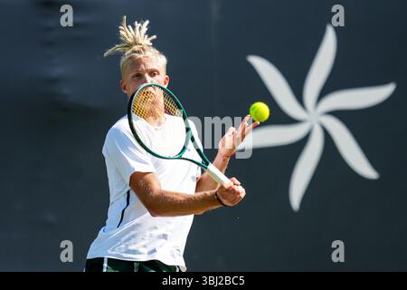'S-HERTOGENBOSCH, PAYS-BAS - 11 JUIN : Mark Lajal, d'Estonie, joue un premier match du premier tour en simple masculin contre Laslo Djere, de Serbie, le jour 3 des Championnats Libema Open Grass court à l'Autotron le 11 juin 2025 à 's-Hertogenbosch, pays-Bas. (Photo de René Nijhuis) Banque D'Images