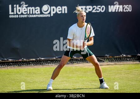 'S-HERTOGENBOSCH, PAYS-BAS - 11 JUIN : Mark Lajal, d'Estonie, attend que le ballon soit servi dans son match de premier tour en simple masculin contre Laslo Djere, de Serbie, le jour 3 des Championnats Libema Open Grass court à l'Autotron le 11 juin 2025 à 's-Hertogenbosch, pays-Bas. (Photo de René Nijhuis) Banque D'Images