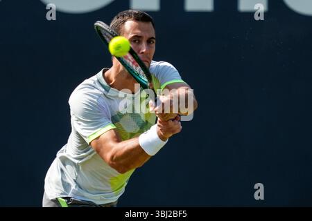'S-HERTOGENBOSCH, PAYS-BAS - 11 JUIN : Laslo Djere de Serbie joue un revers dans son match de premier tour en simple masculin contre Mark Lajal d'Estonie le jour 3 des Championnats Libema Open Grass court à l'Autotron le 11 juin 2025 à 's-Hertogenbosch, pays-Bas. (Photo de René Nijhuis) Banque D'Images