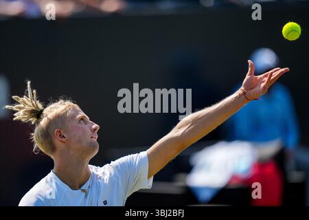 'S-HERTOGENBOSCH, PAYS-BAS - 11 JUIN : Mark Lajal, d'Estonie, participe à son match de premier tour en simple masculin contre Laslo Djere, de Serbie, le jour 3 des Championnats Libema Open Grass court à l'Autotron le 11 juin 2025 à 's-Hertogenbosch, pays-Bas. (Photo de René Nijhuis) Banque D'Images