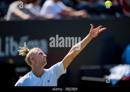 'S-HERTOGENBOSCH, PAYS-BAS - 11 JUIN : Mark Lajal, d'Estonie, participe à son match de premier tour en simple masculin contre Laslo Djere, de Serbie, le jour 3 des Championnats Libema Open Grass court à l'Autotron le 11 juin 2025 à 's-Hertogenbosch, pays-Bas. (Photo de René Nijhuis) Banque D'Images