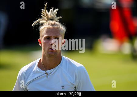 'S-HERTOGENBOSCH, PAYS-BAS - 11 JUIN : Mark Lajal d'Estonie regarde dans son match de premier tour en simple masculin contre Laslo Djere de Serbie le jour 3 des Championnats Libema Open Grass court à l'Autotron le 11 juin 2025 à 's-Hertogenbosch, pays-Bas. (Photo de René Nijhuis) Banque D'Images