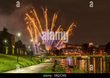 Feu d'artifice à côté du château royal de Wawel lors de la Great Dragon Parade 2025. Cracovie, Pologne Banque D'Images