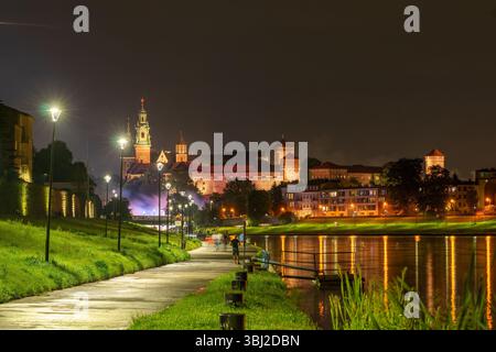 Feu d'artifice à côté du château royal de Wawel lors de la Great Dragon Parade 2025. Cracovie, Pologne Banque D'Images