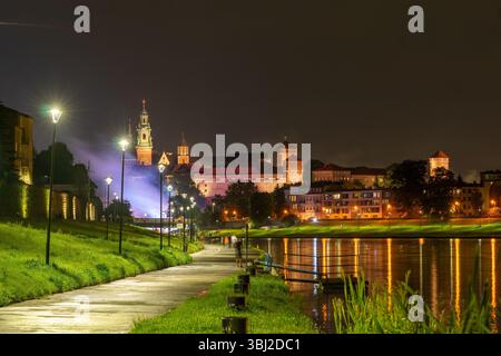 Feu d'artifice à côté du château royal de Wawel lors de la Great Dragon Parade 2025. Cracovie, Pologne Banque D'Images