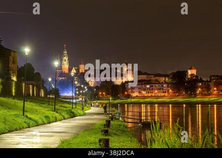 Feu d'artifice à côté du château royal de Wawel lors de la Great Dragon Parade 2025. Cracovie, Pologne Banque D'Images