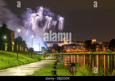 Feu d'artifice à côté du château royal de Wawel lors de la Great Dragon Parade 2025. Cracovie, Pologne Banque D'Images