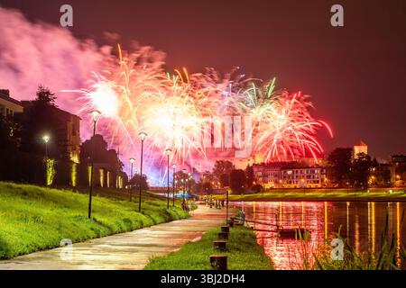Feu d'artifice à côté du château royal de Wawel lors de la Great Dragon Parade 2025. Cracovie, Pologne Banque D'Images
