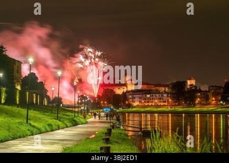 Feu d'artifice à côté du château royal de Wawel lors de la Great Dragon Parade 2025. Cracovie, Pologne Banque D'Images