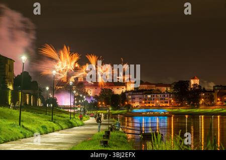 Feu d'artifice à côté du château royal de Wawel lors de la Great Dragon Parade 2025. Cracovie, Pologne Banque D'Images
