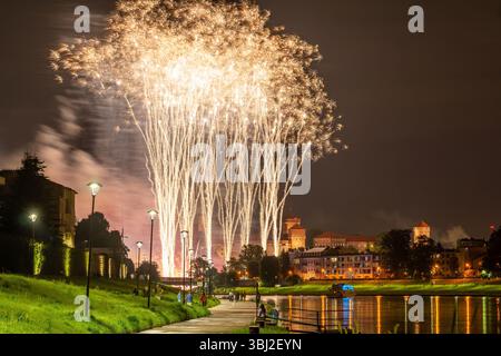 Feu d'artifice à côté du château royal de Wawel lors de la Great Dragon Parade 2025. Cracovie, Pologne Banque D'Images