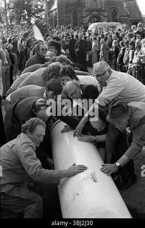 Maypole UK. Barwick dans Elmet Maypole cérémonie de levée. Le mât de mairie en bois de 86 pieds de long peint et réparé est transporté de Hall Tower Hill au cœur du village pour être réérigé le jour férié de Spring Bank. Barwick à Elmet, West Yorkshire, Angleterre 1972 Royaume-Uni 1970s HOMER SYKES Banque D'Images