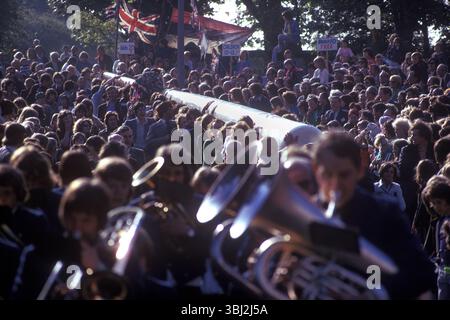 Maypole UK. Barwick dans Elmet Maypole cérémonie de levée. Le mât de mairie en bois de 86 pieds de long peint et réparé est transporté de Hall Tower Hill au cœur du village pour être réérigé le jour férié de Spring Bank. Barwick à Elmet, West Yorkshire, Angleterre Royaume-Uni années 1970 HOMER SYKES Banque D'Images