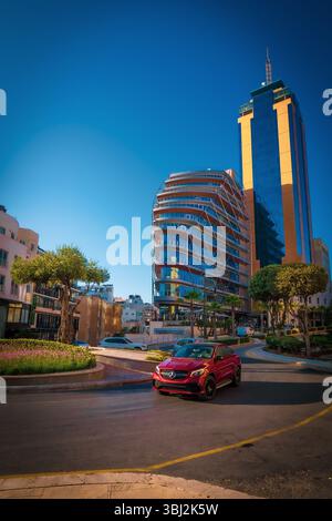 Vue panoramique d'une Mercedes-Benz Sports coupé en circulant autour d'un rond-point devant la Portomaso Business Tower à Saint Julian's (San Ġiljan), Malte Banque D'Images