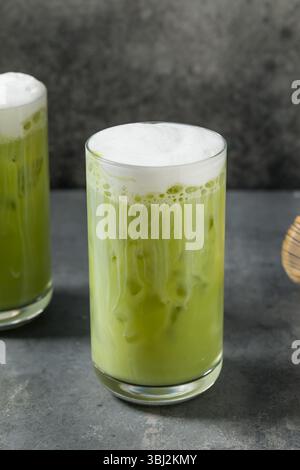 Matcha glacé maison avec crème de mousse froide dans un verre Banque D'Images