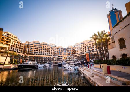 Belle vue panoramique sur les bateaux de luxe et les yachts amarrés à la marina de Portomaso à tous Julian's (San Ġiljan), Malte Banque D'Images