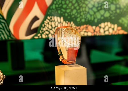 Taormina, Sizilien - Italie - 05-04-2025 : montre de luxe ornée de diamants avec bracelet en cuir rouge sur un présentoir, présentée à Taormina, Sicile, Agai Banque D'Images