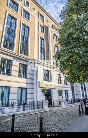 Londres, Royaume-Uni- 19 août 2023 : vue extérieure de la banque Emirates NBD, située à Knightsbridge Banque D'Images