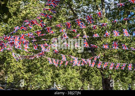 Drapeaux de l'Union Jack dans la rue pendant la célébration du jubilé des reines. Décorations de fête de rue au Royaume-Uni. Banque D'Images