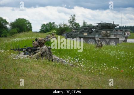 Grafenwoehr, Bayern, Allemagne. 5 juin 2025. Les soldats américains affectés à la Ghost Troop, 2e escadron, 2e régiment de cavalerie scannent le champ de tir à la recherche de cibles durant un exercice combiné de tir à blanc d'armes dans la zone d'entraînement de Grafenwoehr, en Allemagne, le 5 juin 2025. Le 2e régiment de cavalerie fournit au Ve corps, corps déployé en avant des Amériques, des forces crédibles au combat capables d'un déploiement rapide sur tout le théâtre européen pour défendre l'alliance de l'OTAN. (Crédit image : © U.S. Army/ZUMA Press Wire) USAGE ÉDITORIAL SEULEMENT ! Non destiné à UN USAGE commercial ! Banque D'Images