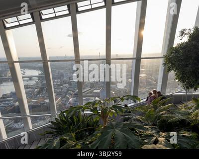 Centre de Londres, Royaume-Uni – 12 juin 2025 : Météo britannique. Superbe coucher de soleil à Londres : vue imprenable sur le paysage urbain depuis le gratte-ciel Walkie Talkie. Angleterre Royaume-Uni crédit : Xiu Bao/Alamy Live News. Banque D'Images