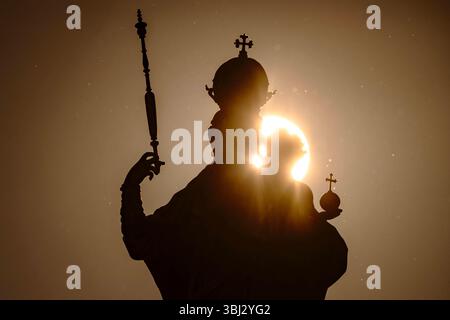 Mariensäule im Gegenlicht der Abendsonne, Marienplatz, München, Juni 2025 Deutschland, München, Juni 2025, Mariensäule im Gegenlicht der Abendsonne, Marienplatz, Silhouette der Marienstatue, Heilige Maria mit dem Jesuskind auf dem Arm, sonne als Heiligenschein, Münchner Wahrzeichen, wurde 1638 eingeweiht, Christentum, religion, Altstadt, Stadtzentrum, Wetter, Frühsommer, Sommer, Innenstadt, Bayern, *** colonne mariale rétroéclairée par le soleil du soir, Marienplatz, Munich, juin 2025 Allemagne, Munich, juin 2025, colonne mariale rétroéclairée par le soleil du soir, Marienplatz, silhouette de la statue de la Vierge Banque D'Images