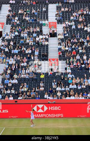 12 juin 2025 ; Championnats HSBC, Queen's Club, West Kensington, Londres, Angleterre : HSBC Womens Championships Queens Club, jour 4 ; Qinwen Zhang (CHN) sert à McCartney Kessier (États-Unis) Banque D'Images