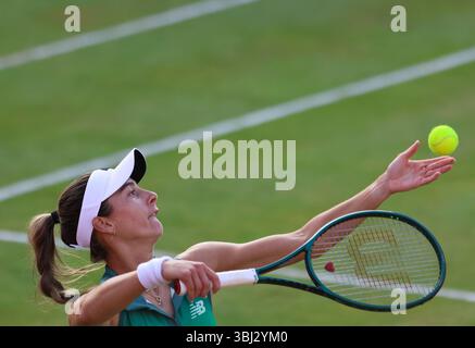 12 juin 2025 ; Championnats HSBC, Queen's Club, West Kensington, Londres, Angleterre : HSBC Womens Championships Queens Club, jour 4 ; McCartney Kessier (USA) sert à Qinwen Zhang (CHN) Banque D'Images