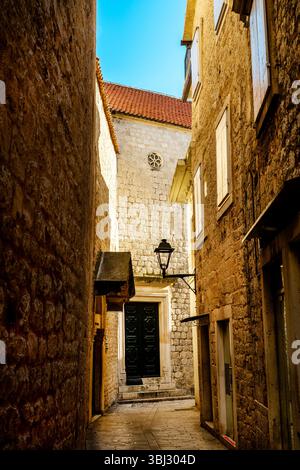 Simple fenêtre oculus de l'église Saint-Pierre à Trogir, Croatie. Banque D'Images