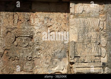 Reliefs dans le Temple des Aigles et des Jaguars à Chichen Itza, Yucatan, Mexique Banque D'Images