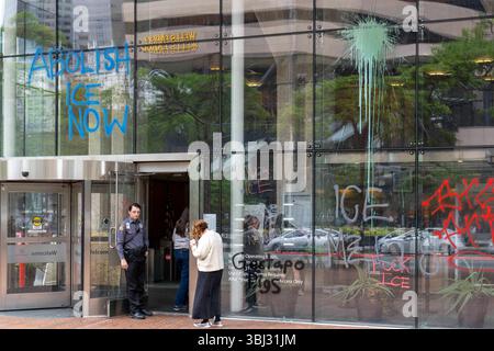 Seattle, Washington, États-Unis. 12 juin 2025. Des graffitis anti-GLACE et anti-Trump recouvrent l'extérieur du bâtiment fédéral Henry M. Jackson à Seattle, Washington, États-Unis, sur le jeudi 12 juin, 2025. le graffiti a été fait la nuit précédente lors d'une manifestation contre les raids DE GLACE et la position dure de l'administration Trump sur l'immigration. (Crédit image : © M. Scott Brauer/ZUMA Press Wire) USAGE ÉDITORIAL SEULEMENT ! Non destiné à UN USAGE commercial ! Banque D'Images