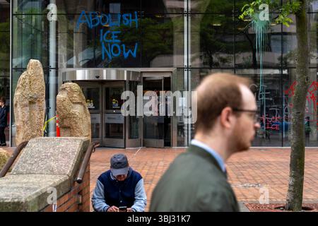 Seattle, Washington, États-Unis. 12 juin 2025. Des graffitis anti-GLACE et anti-Trump recouvrent l'extérieur du bâtiment fédéral Henry M. Jackson à Seattle, Washington, États-Unis, sur le jeudi 12 juin, 2025. le graffiti a été fait la nuit précédente lors d'une manifestation contre les raids DE GLACE et la position dure de l'administration Trump sur l'immigration. (Crédit image : © M. Scott Brauer/ZUMA Press Wire) USAGE ÉDITORIAL SEULEMENT ! Non destiné à UN USAGE commercial ! Banque D'Images