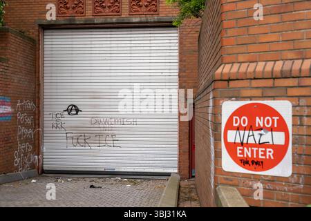 Seattle, Washington, États-Unis. 12 juin 2025. Des graffitis anti-GLACE et anti-Trump recouvrent l'extérieur du bâtiment fédéral Henry M. Jackson à Seattle, Washington, États-Unis, sur le jeudi 12 juin, 2025. le graffiti a été fait la nuit précédente lors d'une manifestation contre les raids DE GLACE et la position dure de l'administration Trump sur l'immigration. (Crédit image : © M. Scott Brauer/ZUMA Press Wire) USAGE ÉDITORIAL SEULEMENT ! Non destiné à UN USAGE commercial ! Banque D'Images