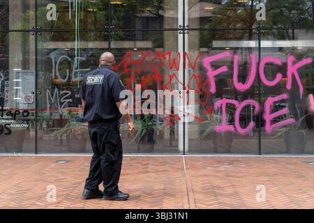 Seattle, Washington, États-Unis. 12 juin 2025. Des graffitis anti-GLACE et anti-Trump recouvrent l'extérieur du bâtiment fédéral Henry M. Jackson à Seattle, Washington, États-Unis, sur le jeudi 12 juin, 2025. le graffiti a été fait la nuit précédente lors d'une manifestation contre les raids DE GLACE et la position dure de l'administration Trump sur l'immigration. (Crédit image : © M. Scott Brauer/ZUMA Press Wire) USAGE ÉDITORIAL SEULEMENT ! Non destiné à UN USAGE commercial ! Banque D'Images