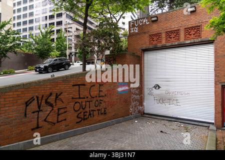 Seattle, Washington, États-Unis. 12 juin 2025. Des graffitis anti-GLACE et anti-Trump recouvrent l'extérieur du bâtiment fédéral Henry M. Jackson à Seattle, Washington, États-Unis, sur le jeudi 12 juin, 2025. le graffiti a été fait la nuit précédente lors d'une manifestation contre les raids DE GLACE et la position dure de l'administration Trump sur l'immigration. (Crédit image : © M. Scott Brauer/ZUMA Press Wire) USAGE ÉDITORIAL SEULEMENT ! Non destiné à UN USAGE commercial ! Banque D'Images