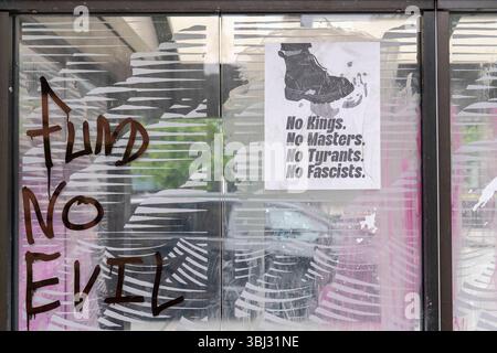 Seattle, Washington, États-Unis. 12 juin 2025. Des graffitis anti-GLACE et anti-Trump couvrent un abri de bus à l'extérieur du bâtiment fédéral Henry M. Jackson à Seattle, Washington, États-Unis, le jeudi 12 juin, 2025. le graffiti a été fait la nuit précédente lors d'une manifestation contre les raids DE GLACE et la position dure de l'administration Trump sur l'immigration. (Crédit image : © M. Scott Brauer/ZUMA Press Wire) USAGE ÉDITORIAL SEULEMENT ! Non destiné à UN USAGE commercial ! Banque D'Images