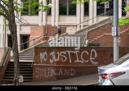 Seattle, Washington, États-Unis. 12 juin 2025. Des graffitis anti-GLACE et anti-Trump recouvrent l'extérieur du bâtiment fédéral Henry M. Jackson à Seattle, Washington, États-Unis, sur le jeudi 12 juin, 2025. le graffiti a été fait la nuit précédente lors d'une manifestation contre les raids DE GLACE et la position dure de l'administration Trump sur l'immigration. (Crédit image : © M. Scott Brauer/ZUMA Press Wire) USAGE ÉDITORIAL SEULEMENT ! Non destiné à UN USAGE commercial ! Banque D'Images