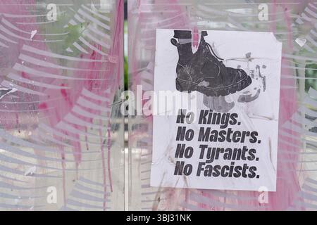 Seattle, Washington, États-Unis. 12 juin 2025. Des graffitis anti-GLACE et anti-Trump couvrent un abri de bus à l'extérieur du bâtiment fédéral Henry M. Jackson à Seattle, Washington, États-Unis, le jeudi 12 juin, 2025. le graffiti a été fait la nuit précédente lors d'une manifestation contre les raids DE GLACE et la position dure de l'administration Trump sur l'immigration. (Crédit image : © M. Scott Brauer/ZUMA Press Wire) USAGE ÉDITORIAL SEULEMENT ! Non destiné à UN USAGE commercial ! Banque D'Images