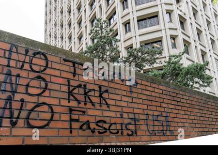 Seattle, Washington, États-Unis. 12 juin 2025. Des graffitis anti-GLACE et anti-Trump recouvrent l'extérieur du bâtiment fédéral Henry M. Jackson à Seattle, Washington, États-Unis, sur le jeudi 12 juin, 2025. le graffiti a été fait la nuit précédente lors d'une manifestation contre les raids DE GLACE et la position dure de l'administration Trump sur l'immigration. (Crédit image : © M. Scott Brauer/ZUMA Press Wire) USAGE ÉDITORIAL SEULEMENT ! Non destiné à UN USAGE commercial ! Banque D'Images