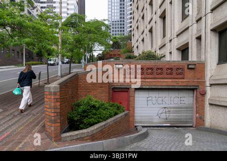 Seattle, Washington, États-Unis. 12 juin 2025. Des graffitis anti-GLACE et anti-Trump recouvrent l'extérieur du bâtiment fédéral Henry M. Jackson à Seattle, Washington, États-Unis, sur le jeudi 12 juin, 2025. le graffiti a été fait la nuit précédente lors d'une manifestation contre les raids DE GLACE et la position dure de l'administration Trump sur l'immigration. (Crédit image : © M. Scott Brauer/ZUMA Press Wire) USAGE ÉDITORIAL SEULEMENT ! Non destiné à UN USAGE commercial ! Banque D'Images