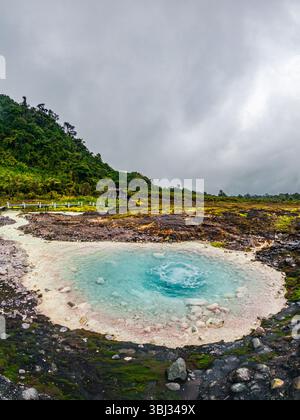 Vue imprenable sur les sources chaudes de San Juan entourées de montagnes verdoyantes à Purace, Cauca, Colombie. Parfait pour les amoureux de la nature. Banque D'Images
