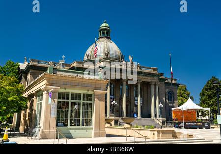 Redwood City, Californie - 31 mai 2025 : bâtiment de style Beaux-Arts du San Mateo County History Museum, vu de face sous un ciel bleu clair Banque D'Images