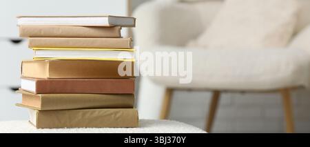 Pile de livres sur table dans la chambre. Bannière pour la conception Banque D'Images