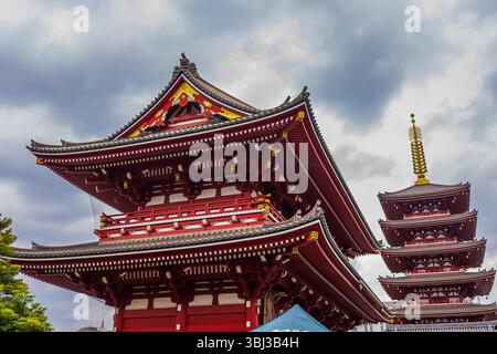 Temple Sensō-ji à Tokyo, Japon, avec ciel sombre et nuageux Banque D'Images