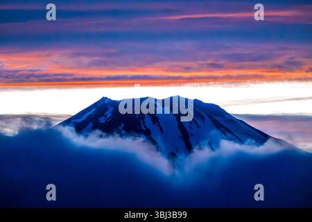 Pittoresque Mont Fuji vu de Hakone, Japon avec des nuages au premier plan Banque D'Images