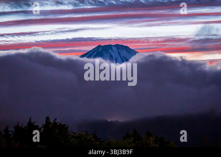 Pittoresque Mont Fuji vu de Hakone, Japon avec des nuages au premier plan Banque D'Images
